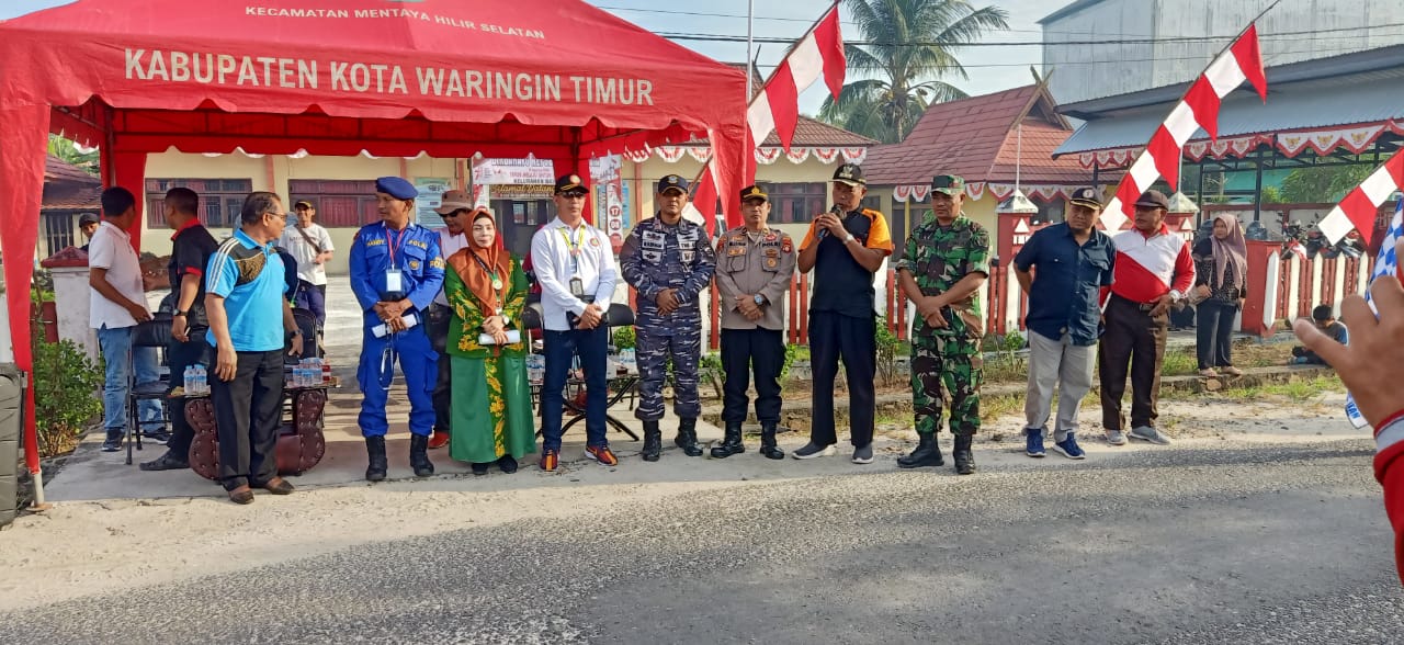 Meriahkan HUT RI Ke-78 Forpimka Mentaya Hilir Selatan Lepas Peserta Gerak Jalan