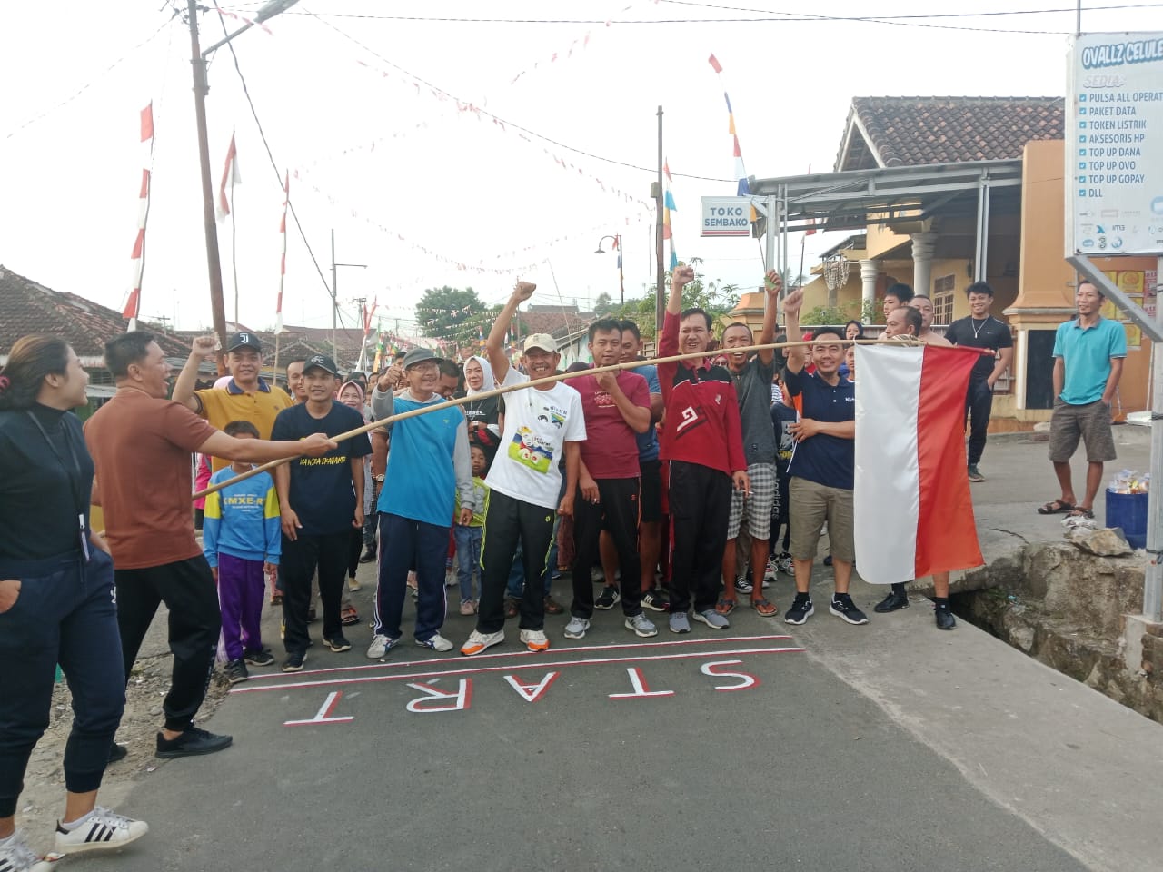 Dengan Semangat Kemerdekaan Kompak, Muda Mudi Jalan Gotong Royong Kelurahan Tanjung Aman Kecamatan Kotabumi Selatan Mengadakan Acara Jalan Sehat.