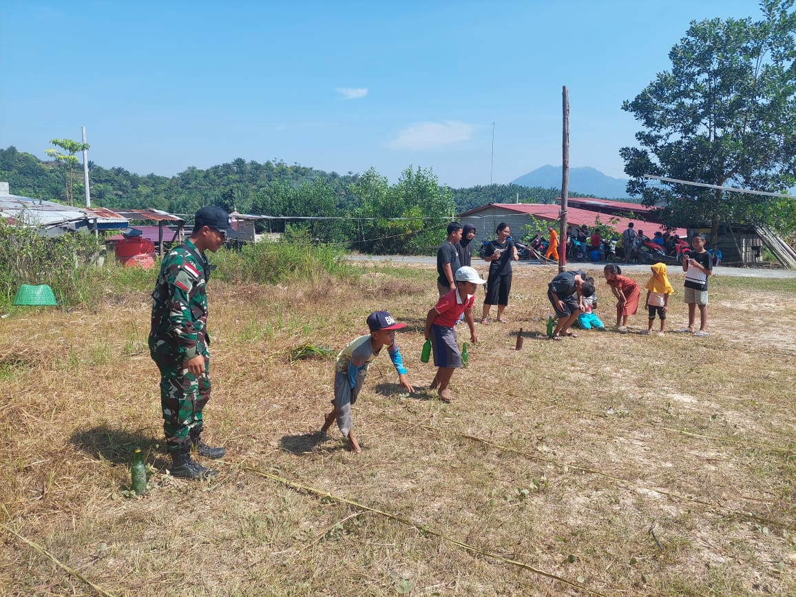 Satgas Pamtas Yon Armed 16 TK Meramaikan Perlombaan Permainan Rakyat Dalam Rangka HUT RI ke 78