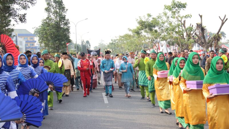 Pangdam XII/Tpr Bersama Forkopimda Jalan Kaki Ikuti Karnaval Semarak Merah Putih Khatulistiwa