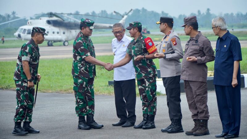 Pangdam XII/Tpr dan Kapolda Kalbar Dampingi Panglima TNI Tinjau Penanganan Karhutla