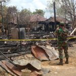 Babinsa Koramil 1015-05/Kota Besi Berjibaku Bantu Padamkan Api Di Pemukiman Padat Penduduk
