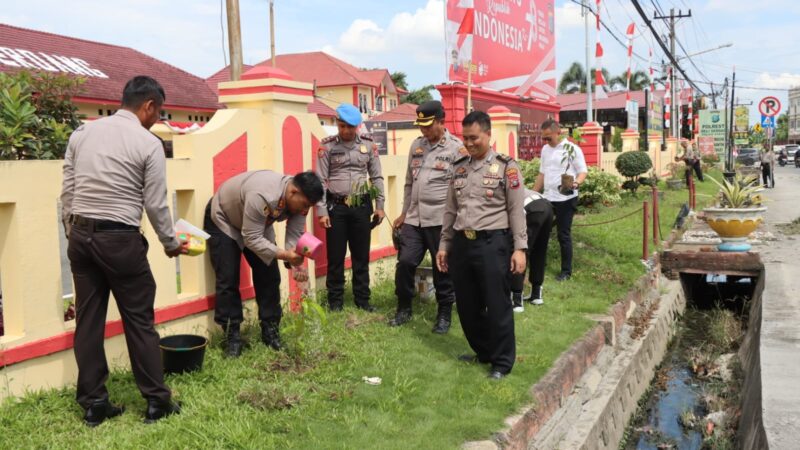 Polresta Deli Serdang Rayakan Hut RI Ke 78, Dengan Giat Penanaman Pohon di Mapolresta Deli Serdang.