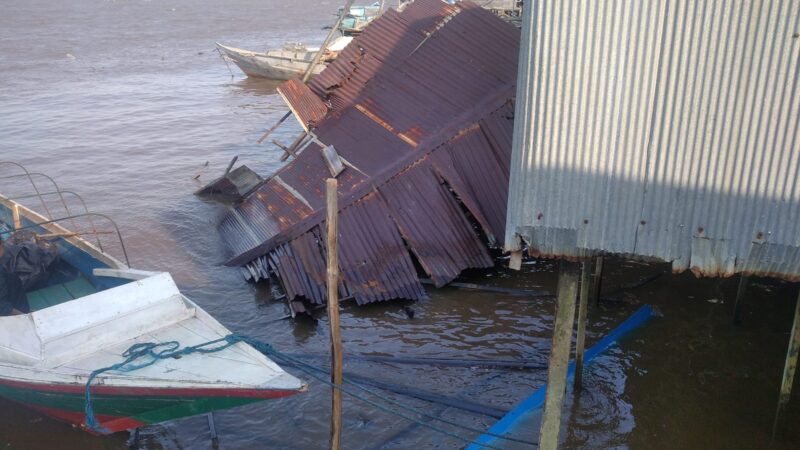 3 Unit Rumah Rusak, 2 Unit Perahu Kelotok Nelayan Tenggelam Ditabrak Tongkang Berisi Kayu Log.