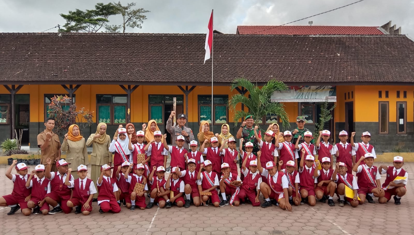 Korwil UPASP Bandung Hadir Langsung Dalam Upacara Bendera Di SD Negeri 2 Suruhan Kidul Tulungagung.