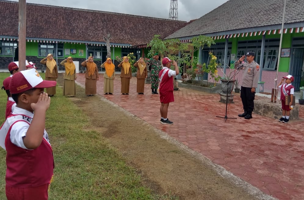 Upacara Bendera di SD Negeri 2 Mergayu Tulungagung Dilaksanakan Bersama Korwil, Babinsa Dan BKTM, Ini Harapan Kepala Sekolah