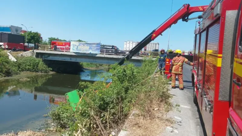 Odong-Odong Tercebur Sungai di Surabaya, 15 Orang Termasuk Anak-anak Menjadi Korban.