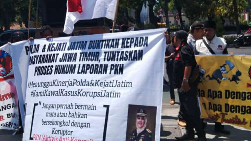 Tidak Ada Progres, (Pemantau Keuangan Negara) PKN Turun ke Jalan Menggelar Orasi di Mapolda dan Kejati Jatim