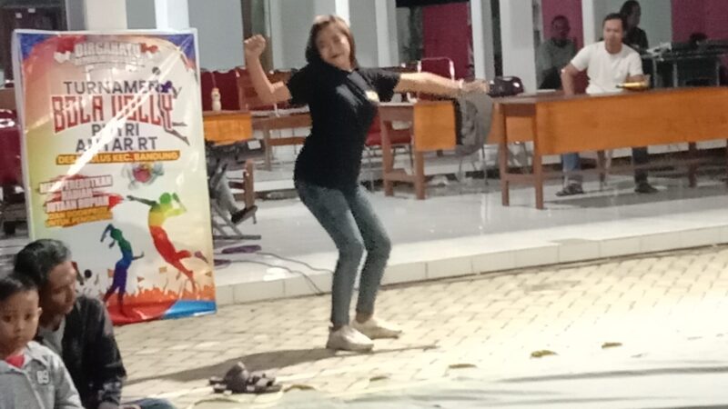 Hadirkan Artis Pargoy, Pembubaran Panitia Lomba Volly Putri “Bulus Cup 1” Terasa Hangat