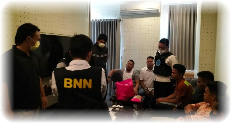 Twin Tower Hotel Digrebek Tim BNN Kota Surabaya, Belasan Orang Terjaring Saat Pesta Narkoba.