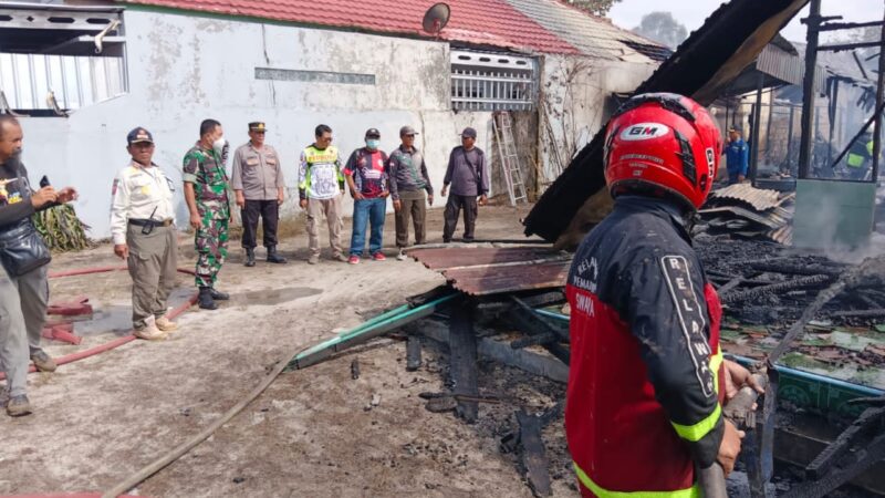 Babinsa Koramil 1015-03/MB Ketapang Sigap Bantu Padamkan Api Di Rumah Warga