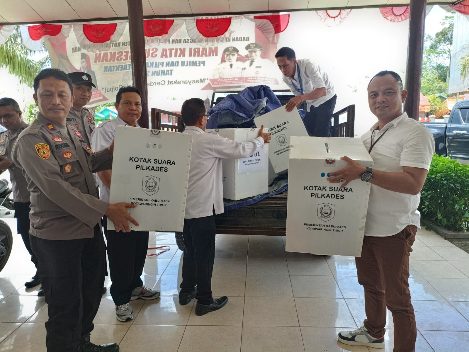 Demi Keamanan Dan Kelancaran Jalanya Pilkades Babinsa 1015-06/Cempaga Melaksanakan Kegiatan Pengawalan Dan Pengamanan Logistik (Kotak Suara)