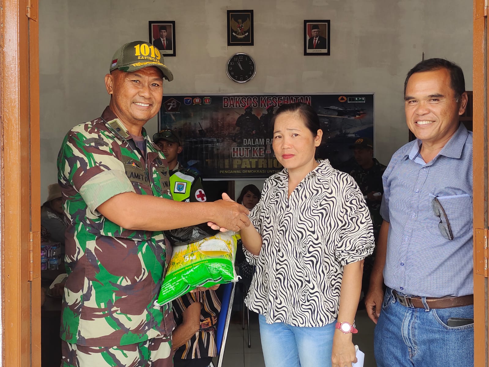 Kodim 1019/Katingan melaksanakan Giat Pembagian Sembako Dalam Rangka Memperingati HUT ke-78 TNI Tahun 2023