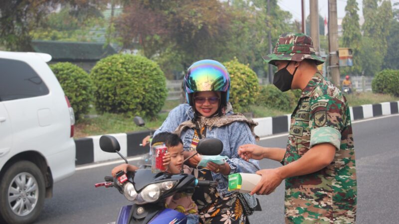 Kodim 1016/Plk Membagikan Masker Kepada Masyarakat Yang Melalui Jln. A. Yani Dan Sekitarnya