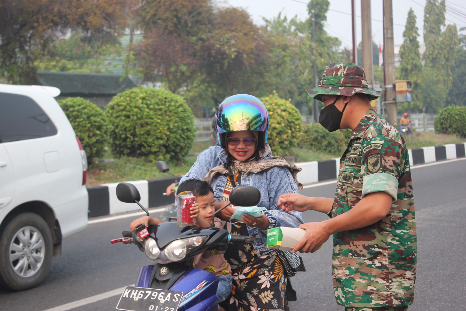 Kodim 1016/Plk Membagikan Masker Kepada Masyarakat Yang Melalui Jln. A. Yani Dan Sekitarnya