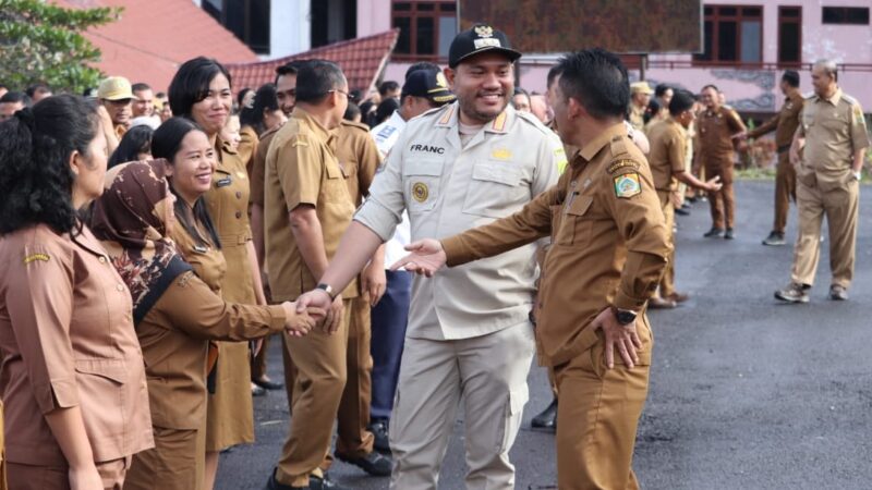 Pimpin Apel Gabungan Bupati Sampaikan Terimakasih Kepada Segenap Aparatur Atas Kerja Keras Dalam Melayani Masyarakat.