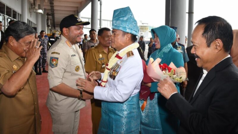 Sambut Kedatangan PJ Gubsu Bupati Pakpak Bharat Serahkan Seperangkat Pakaian Adat Pakpak Lengkap.