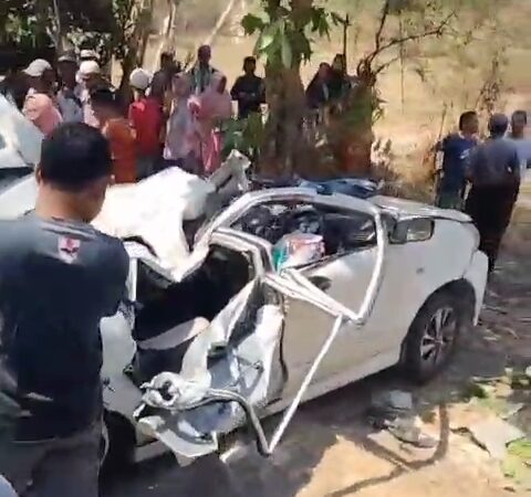Kecelakaan Tragis Beruntun 3 Mobil di Kecamatan Tanah Merah Bangkalan, Satu Orang Meninggal di Lokasi