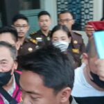 Tersangka Kasus Kredit Macet Bank Jatim Ditahan Kejari Tanjung Perak Surabaya.