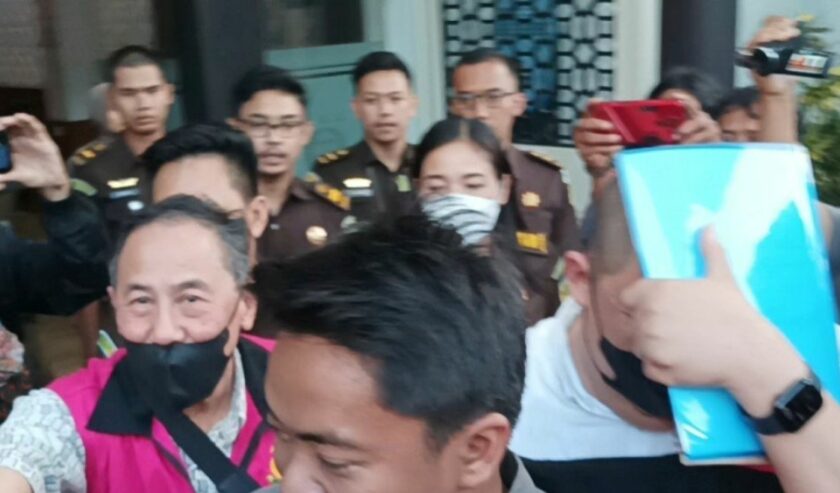 Tersangka Kasus Kredit Macet Bank Jatim Ditahan Kejari Tanjung Perak Surabaya.