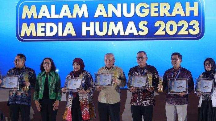 Penghargaan IKP Diskominfo Provinsi Bangka Belitung Kepada Beberapa Media Humas Pada Acara AMH 2023.