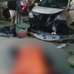 Dalam Kecelakaan Dua Mobil di Pacar Keling Surabaya, Seorang Lansia Pengemudi Mobil Meninggal.