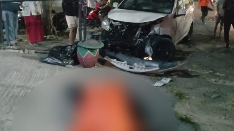 Dalam Kecelakaan Dua Mobil di Pacar Keling Surabaya, Seorang Lansia Pengemudi Mobil Meninggal.