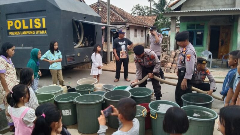 Bentuk Peduli, Polres Lampung Utara Bagikan Air Bersih ke Warga Selagai Lingga Terdampak Kekeringan