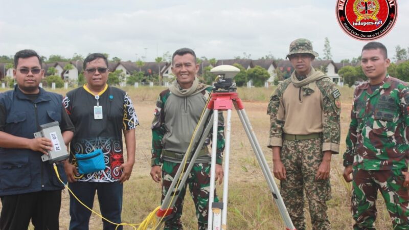 Satgas Pamtas RI – Mly Yonarmed 10/ Bradjamusti dan Tim Badan Informasi Geospasial Bekerjasama Melakukan Pemasangan Premark dan Pemotretan Udara Dalam Rangka Pembuatan Peta Perbatasan RI-Mly