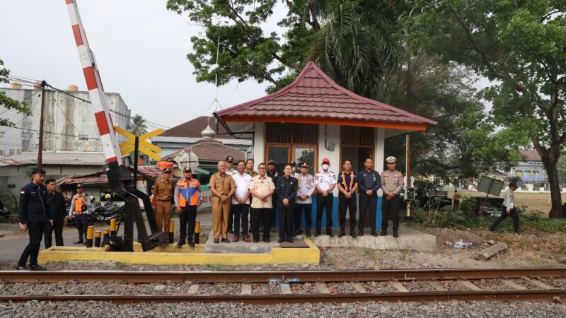 Tingkatkan Keselamatan Masyarakat, PTBA Bantu Pembangunan 4 Palang Pintu Kereta