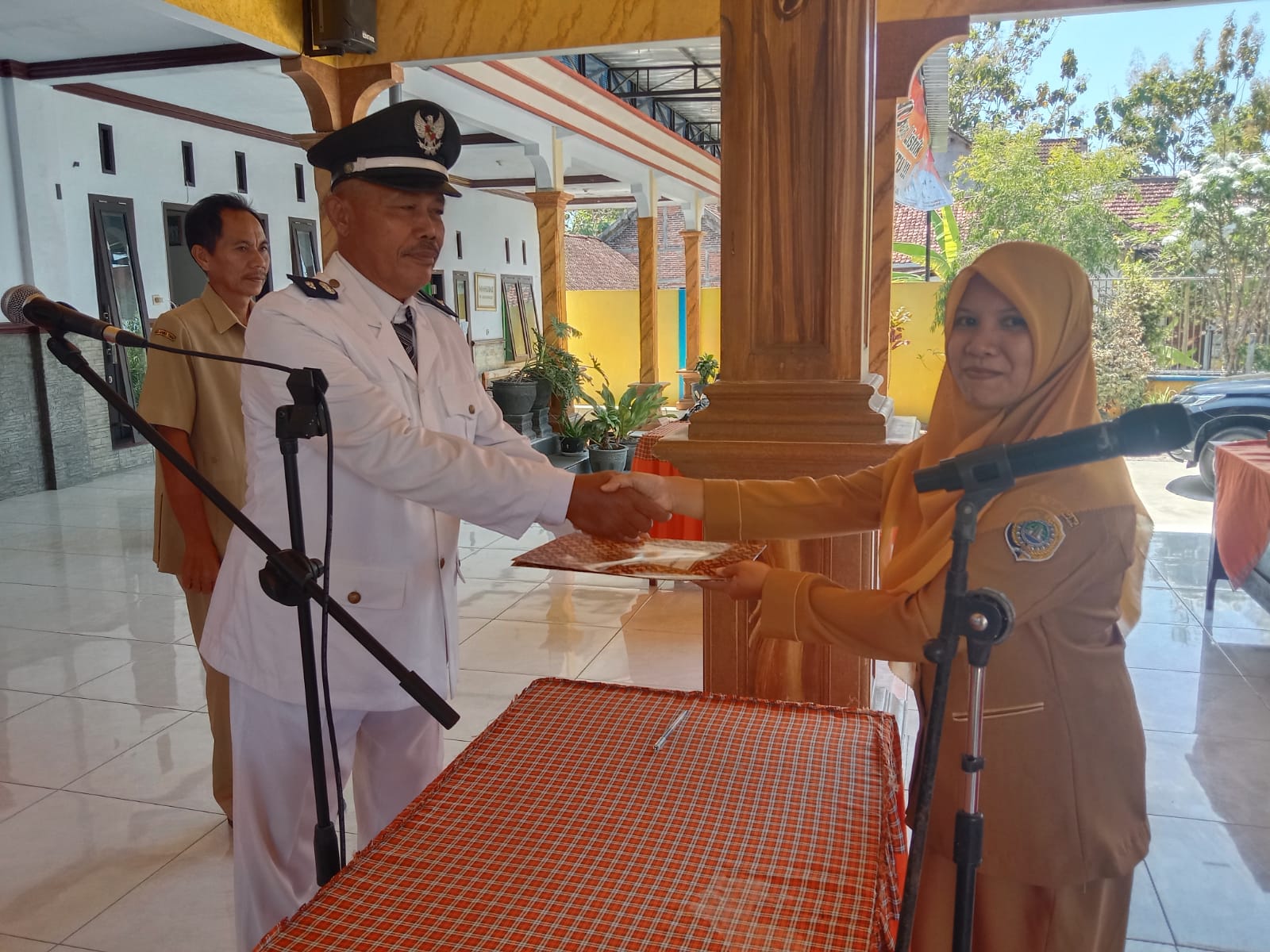Pelaksanaan Pelantikan Kasi Pemerintahan Desa Kedungwilut Tulungagung.