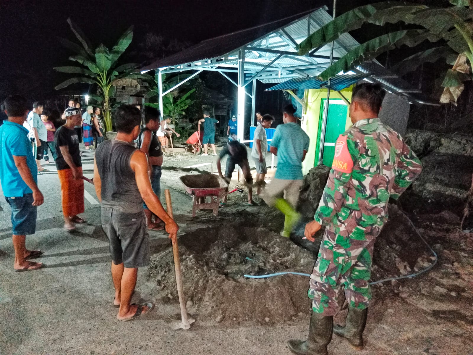 Babinsa Koramil 1002-06/Barabai Gotong Royong Pembuatan Pagar Musholla Bersama Warga Binaan