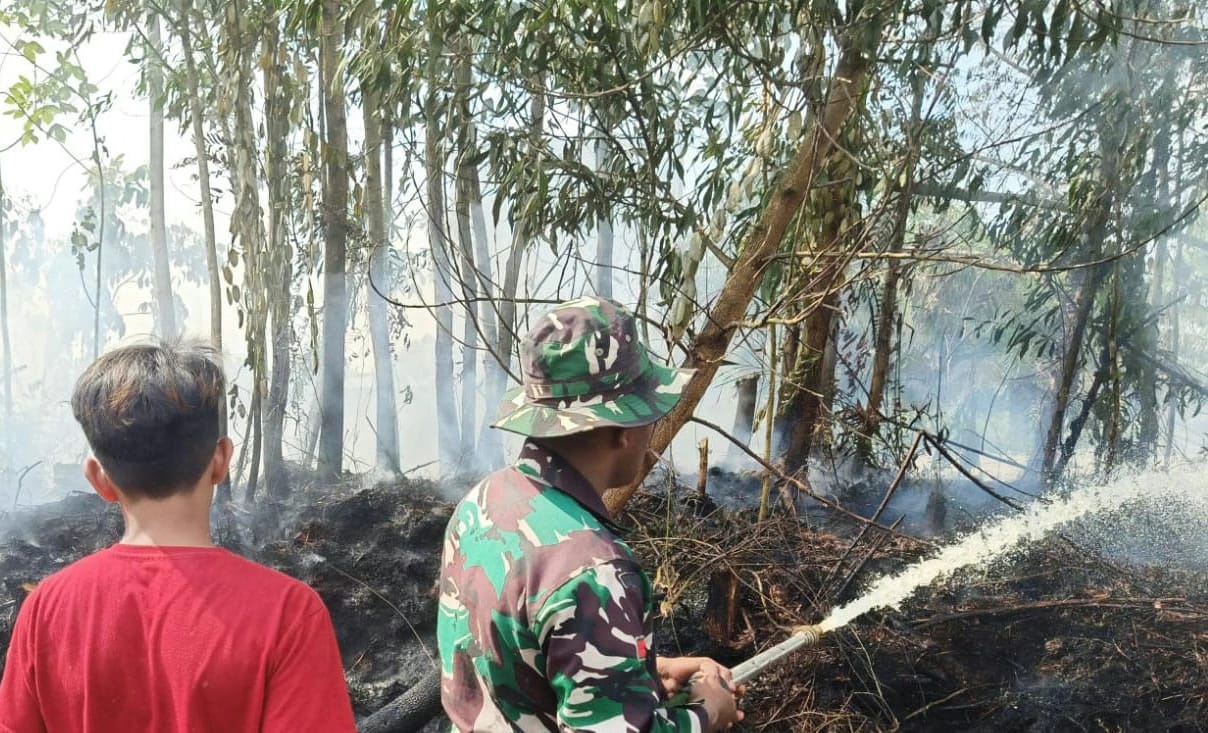 Petugas Gabungan Siaga Karhutla Lakukan Pendinginan Lokasi Kebakaran Hutan dan Lahan.