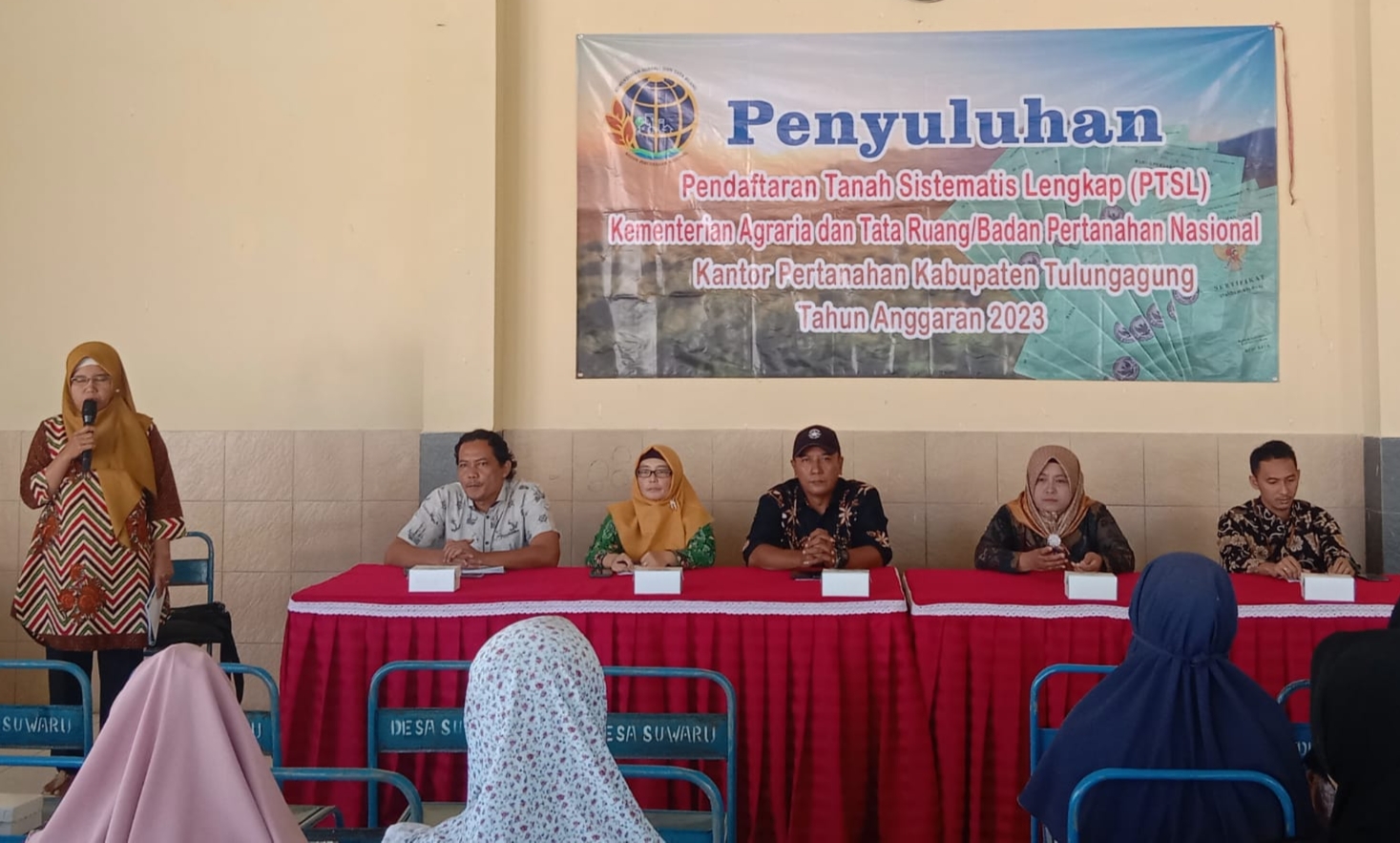 Ratusan Warga Masyarakat Desa Suwaru Kecamatan Bandung Tulungagung Ikuti Penyuluhan Pemdes Program PTSL 2023