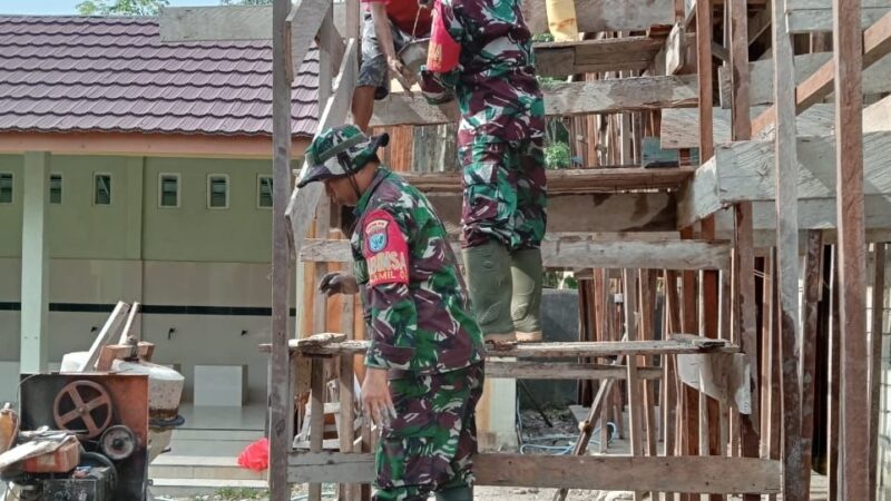 Babinsa 1016-06/Kurun Bantu Warga Bangun MCK Masjid Darul Naja