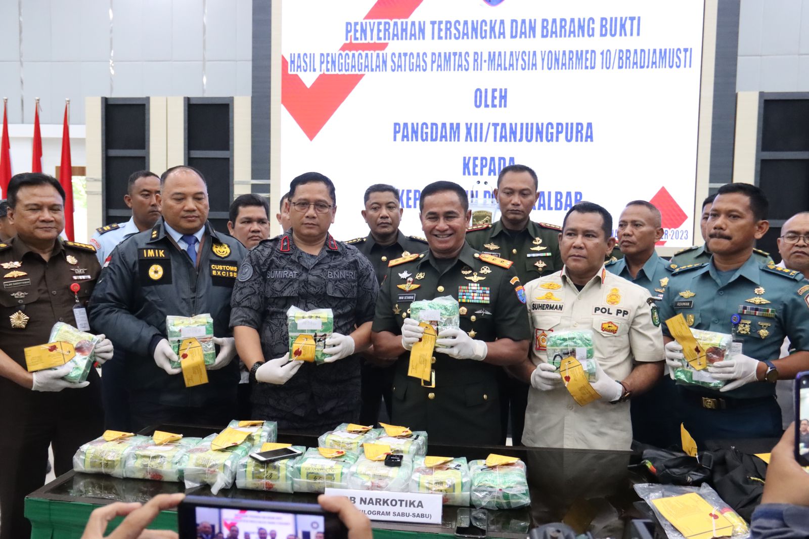 Kodam XII/Tpr Serahkan WNA Asal Malaysia Penyelundup 21,164 Kilogram Sabu ke Pihak BNNP Kalbar