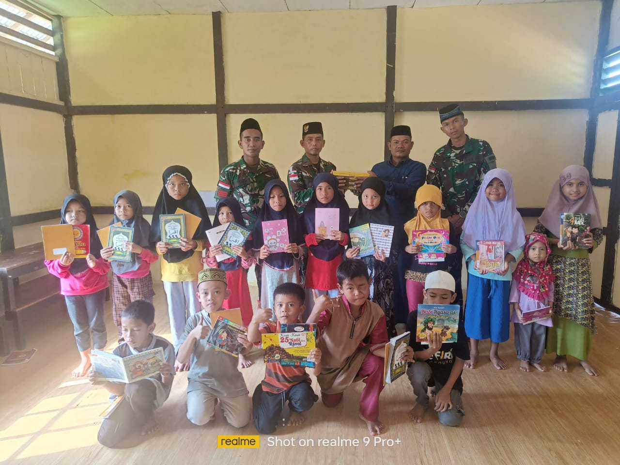 Tingkatkan Mutu Pendidikan Agama, Personel Pos Kout Satgas Pamtas RI – MLY Yonarmed 10/Bradjamusti Ajarkan Ilmu Agama di TPQ Thoriqul Jannah