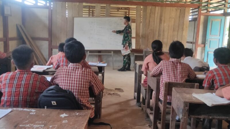 PEDULI PENDIDIKAN, POS MUAKAN SATGAS PAMTAS BATALYON ARMED 10/BRADJAMUSTI JADI TENAGA PENDIDIK BANTU DI PERBATASAN