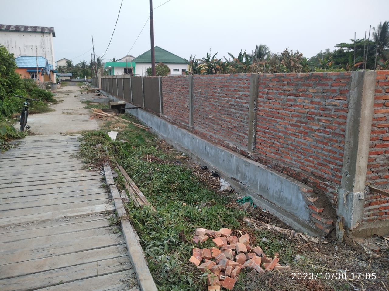 Pemasangan Pagar Tembok di Tempat Pemakaman Umum (TPU) Kecamatan Katingan Kuala Telah Selesai Pengerjaannya.