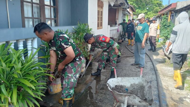 Babinsa Kota Palangka Raya Bersama Warga Bersihkan Drainase Yang Tersumbat