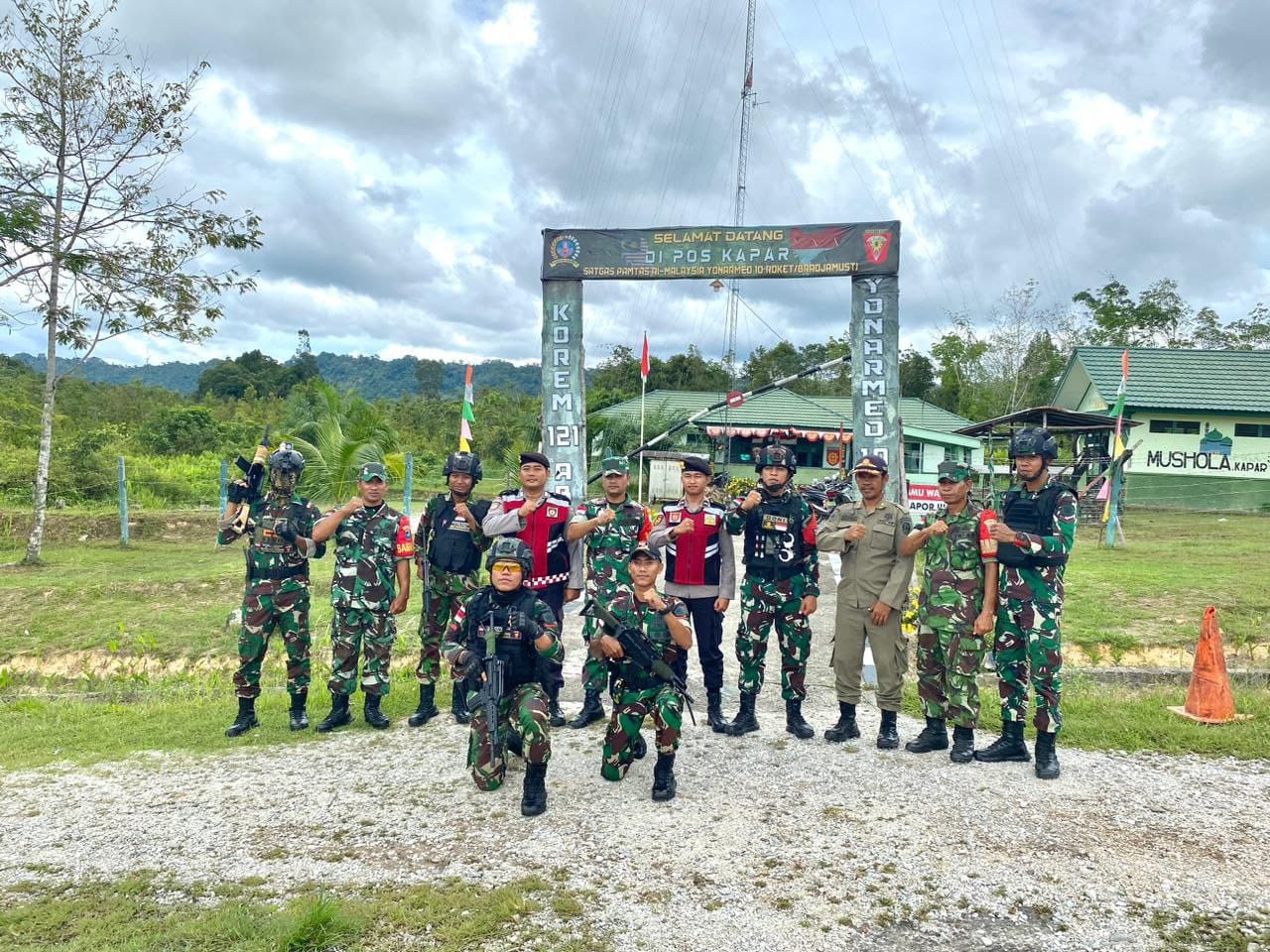 Tingkatkan sinergitas TNI/POLRI, Satgas Pamtas RI-Malaysia Gelar Sweeping Bersama Polri di Perbatasan