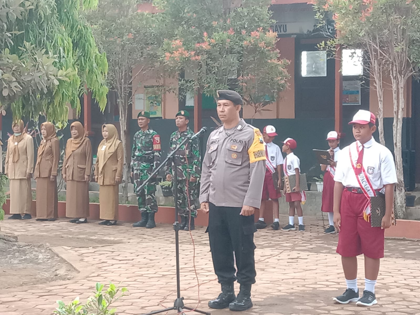 Siswa/i SD Negeri 1 Mergayu Tulungagung Tingkatkan Kedisiplinan Dengan Ikuti Upacara Bendera Bersama Tiga Pilar