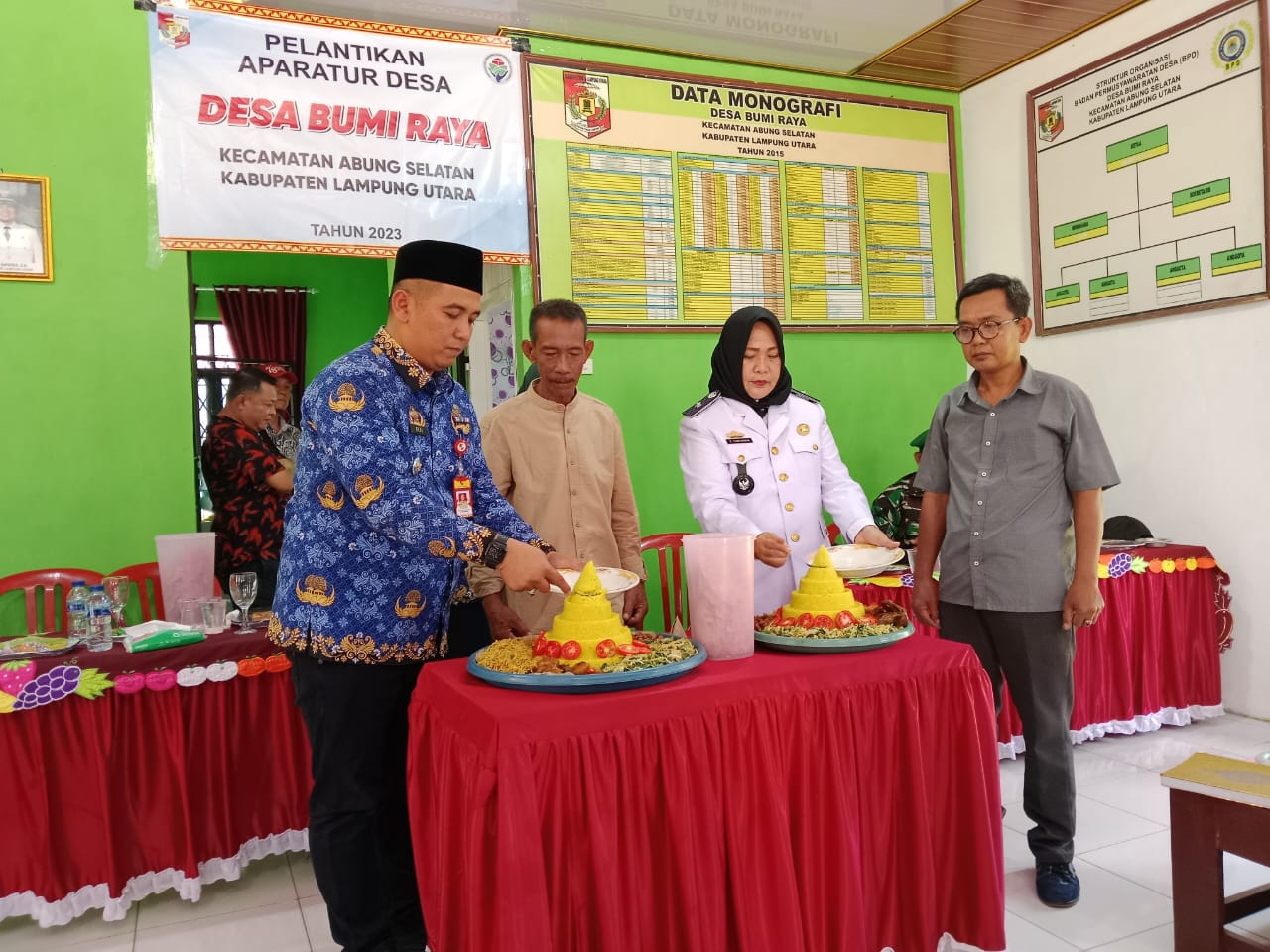 Kepala Desa Bumi Raya Kecamatan Abung Selatan Y.Yuniarsih.S.pd Melantik 5 Kepala Dusun Di Aula Desa.