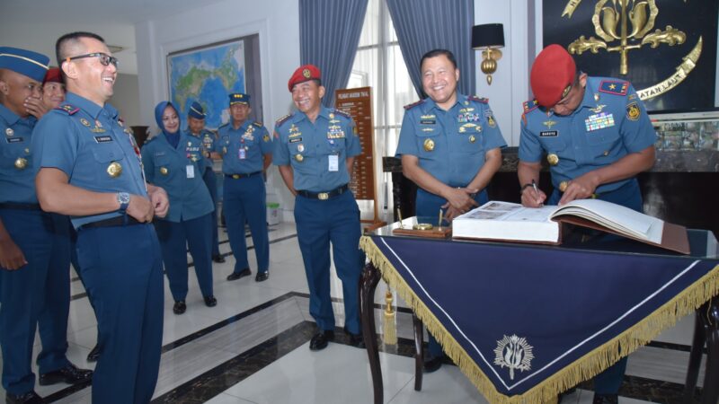 Perkuat Silaturahmi, Gubernur AAL Terima Kunjungan Kerja Danpuskopaska TNI AL