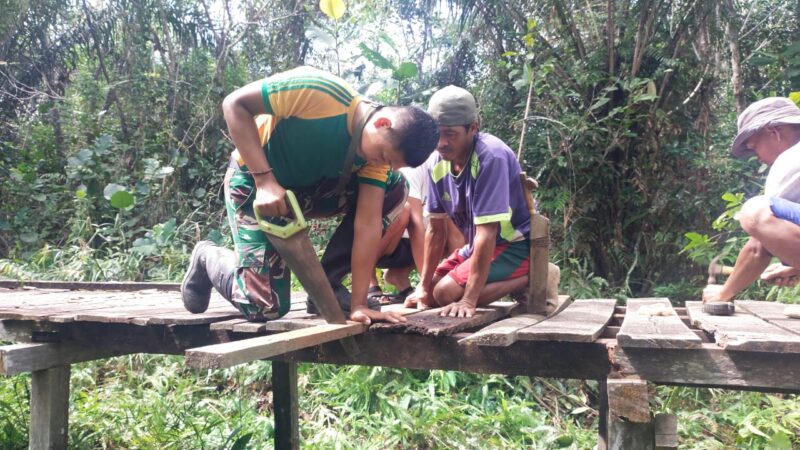 Satgas Pamtas Yonarmed 10 / Bradjamusti Pos Kampung Jasa Perbaiki Jembatan Kayu