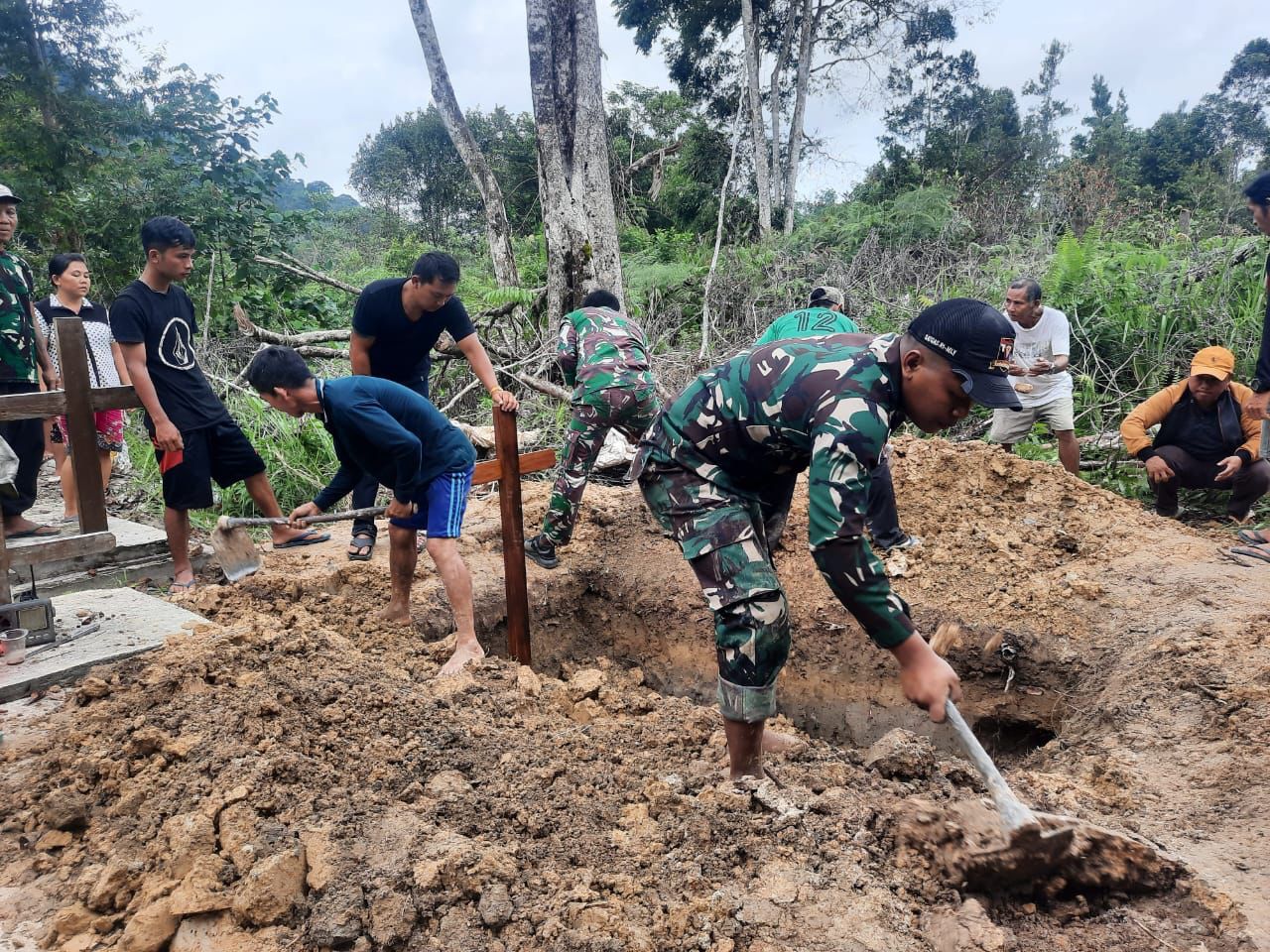 Peduli Antar Sesama, Pos Riam Sejawak Satgas Pamtas RI-Malaysia Yonarmed 10/Bradjamusti Membantu Prosesi Pemakaman