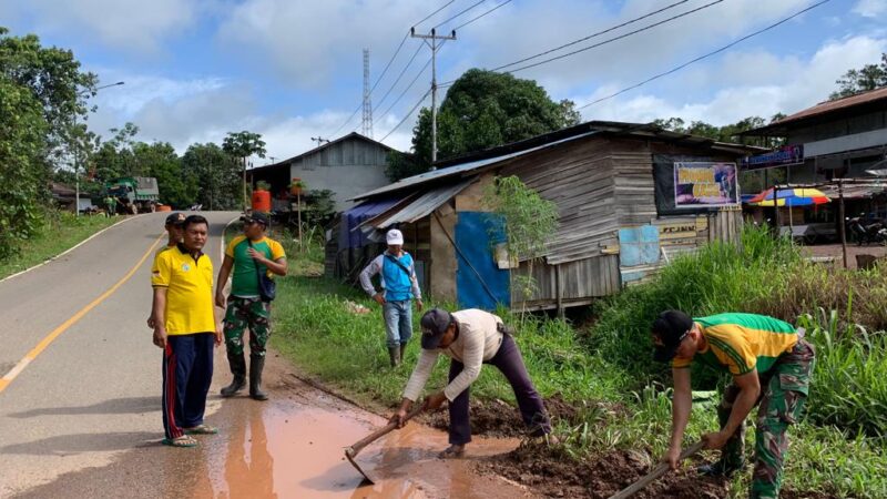 Manunggal Dengan Rakyat, Satgas Pamtas RI-Malaysia Yonarmed 10 Bradjamusti Laksanakan Gotong-royong di Desa Sebidang