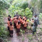 Satgas TNI Yonarmed 10/Bradjamusti Ikut Serta Melatih Kegiatan Pramuka di SDN 19 Sungai Kelik