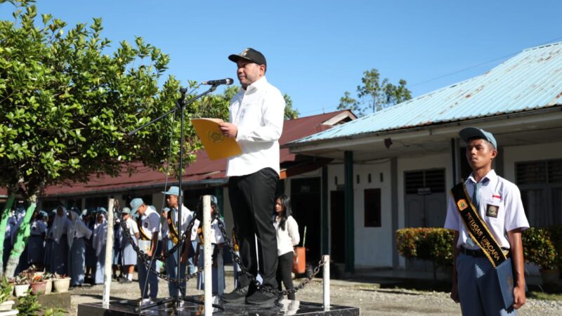 Bupati Pakpak Bharat Menjadi Pembina Upacara Di SMA Negeri 1 Salak.