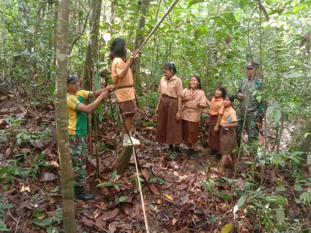 Menumbuhkan Rasa Nasionalisme dan Membentuk Karakter Yang Disiplin, Satgas Yonarmed 10/Bradjamusti Melatih Pramuka di Perbatasan